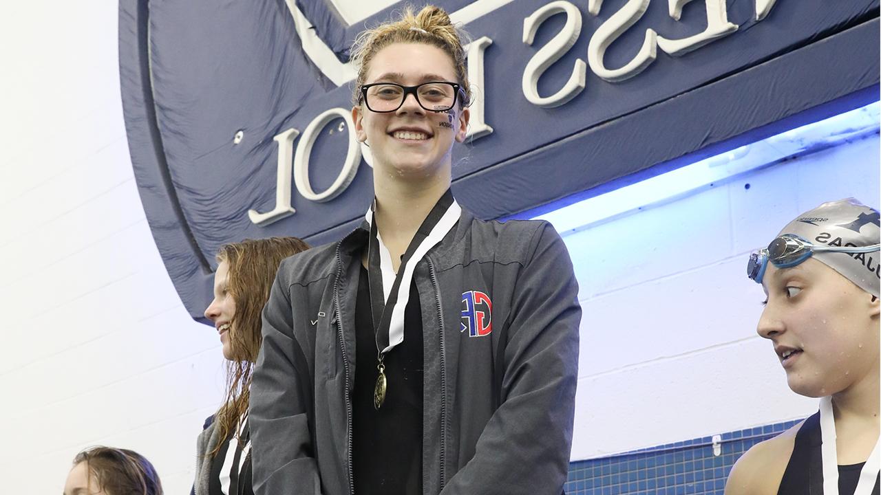 女孩游泳和跳水:艾玛·阿特金森'20出去在2020东部名列前茅